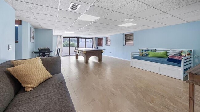 Building Photo - 102 E Cir Dr