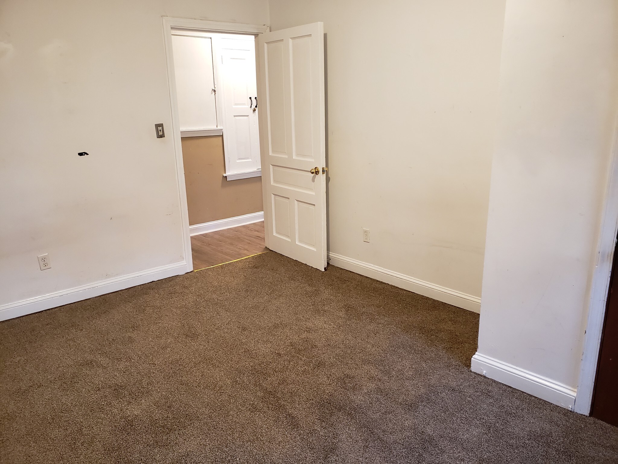 Building Photo - 213 W Chestnut St