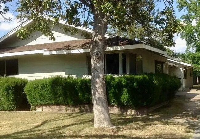 Building Photo - This is a charming 2 bedroom, 1 bathroom, 1 car garage duplex