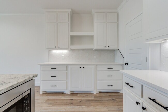 Building Photo - Custom built home in West Lubbock