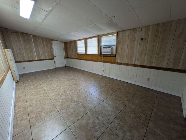 Building Photo - 5365 E Parkway Dr