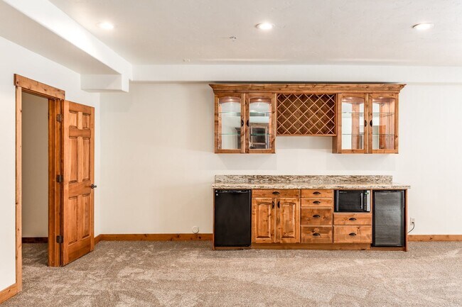 Building Photo - Freshly Renovated Deer Mountain Home for Rent NOW!