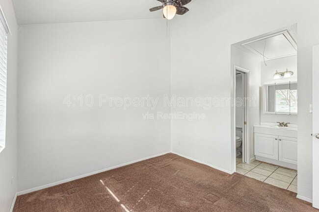 Building Photo - 405 E Linda Ln