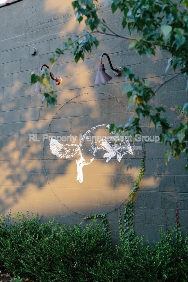Building Photo - 247 E Jenkins Ave