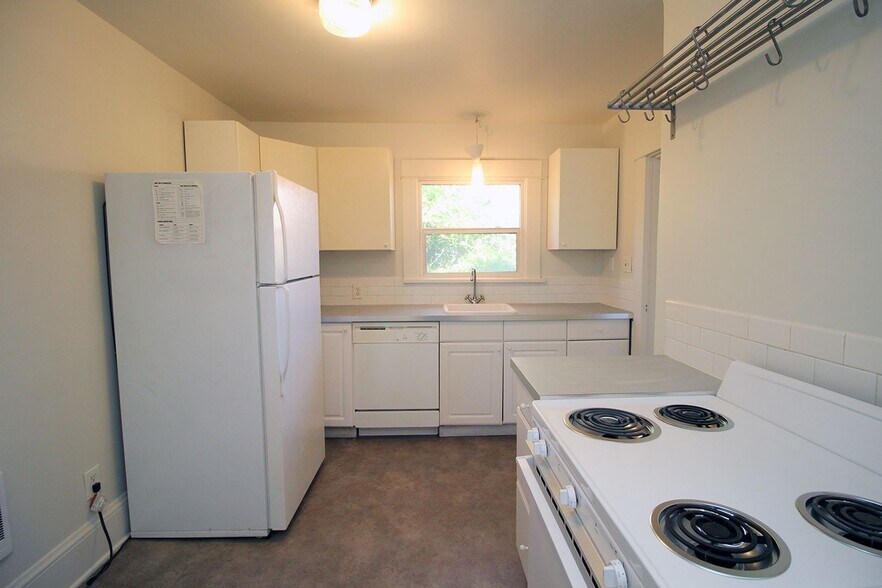 Building Photo - 5005-5007-5007 N Kerby Ave