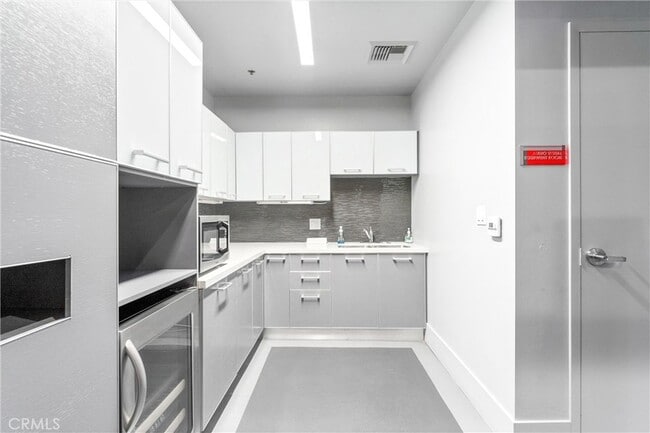 Building Photo - 645 W 9th St