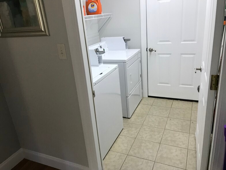 Building Photo - 7012 Laine Rd