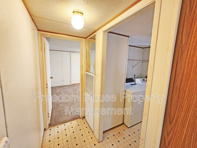 Building Photo - 3851 W Donner St