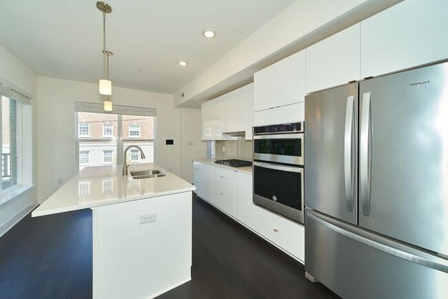 Building Photo - Sweet 2 Bed 2 Full Bath Downtown Indy Condo with Balcony Views!