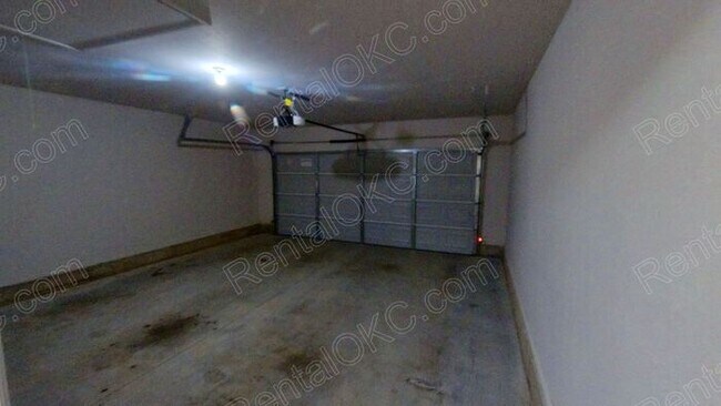 Building Photo - Great 3 bed 2 Bath on the West side.