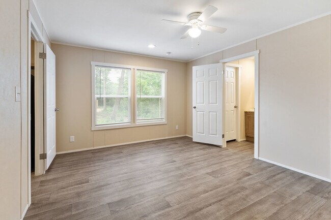 Building Photo - 135 Southlake Dr.