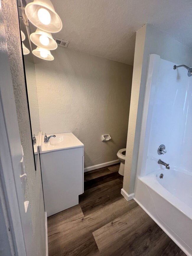 Building Photo - Fully Remodeled 1 Bedroom Condo in 55+ Com...