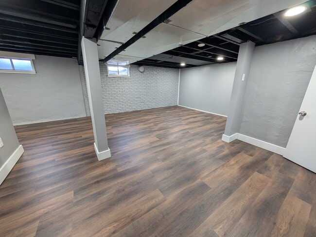 Building Photo - 621 SW Oakley Ave