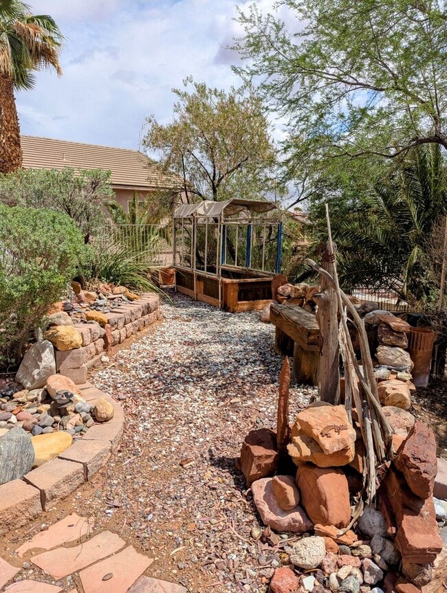 Building Photo - Santa Fe Vistas House!