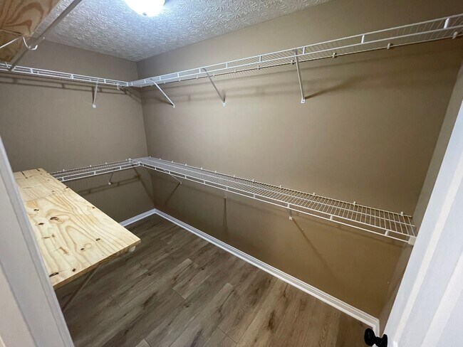 Building Photo - 3 Bedroom Home With Full Basement For Rent