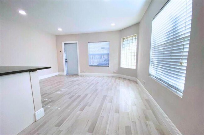 Building Photo - 628 NE 8th Ave