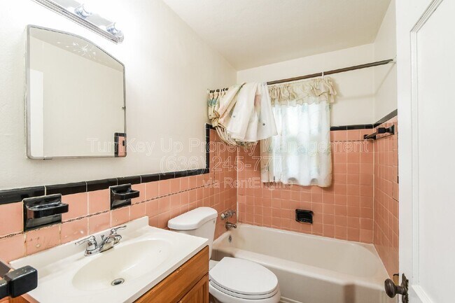 Building Photo - 7150 Manette Dr