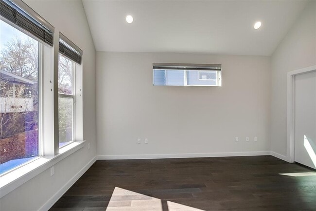 Building Photo - 3211 Aldwyche Dr
