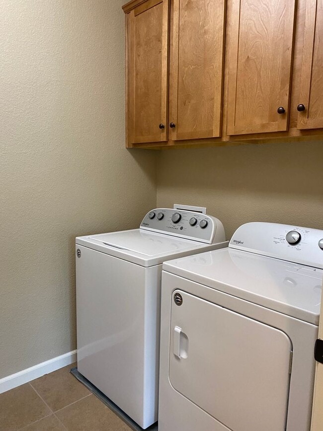 Building Photo - Livermore 3BD/2.5BA Townhouse in Great Neighborhood!