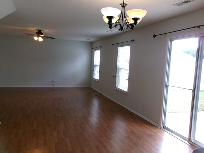 Building Photo - 3 bedroom, 2.5 bath home located in Bellegrove Preserve