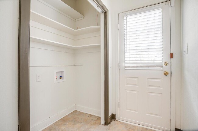 Building Photo - Well Maintained 3 Bed, 2 Bath in Establish...