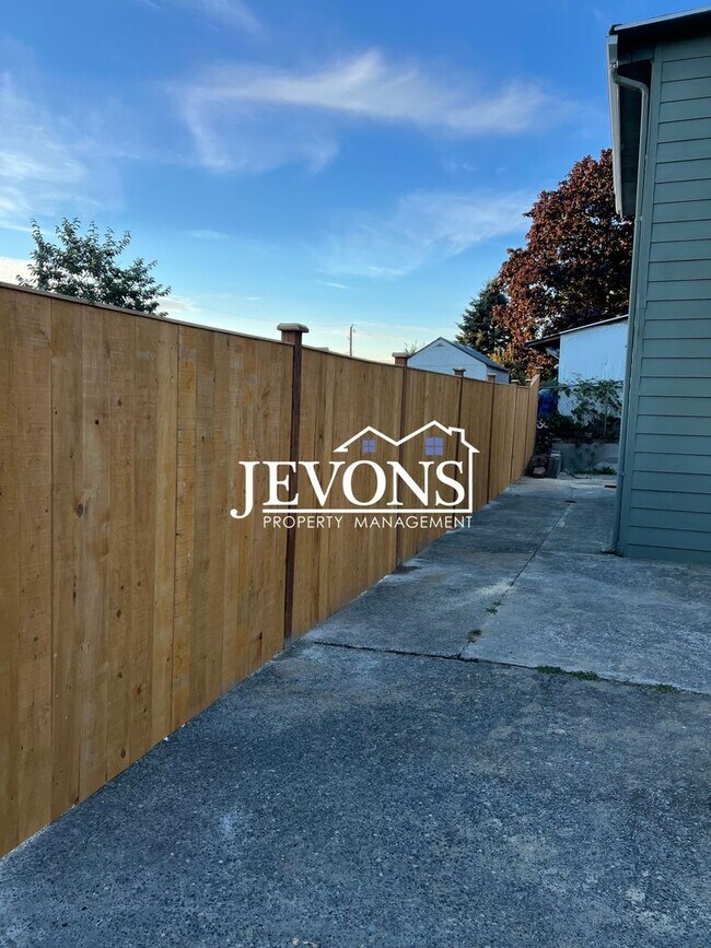 Building Photo - $1,000 Rent Credit if move-in occurs befor...