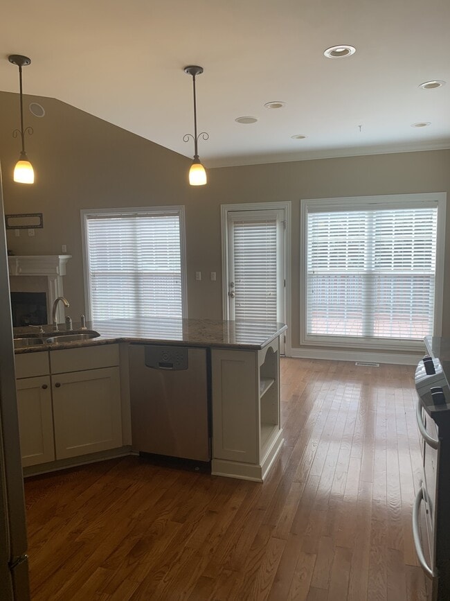 Building Photo - 426 Creekview Dr