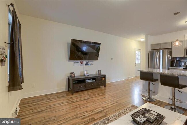 Building Photo - 409 7th St