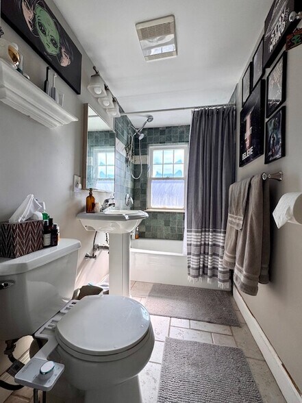 Building Photo - 894 Fellsway