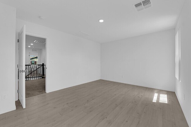 Building Photo - Don't miss out on this beautiful three-bed...