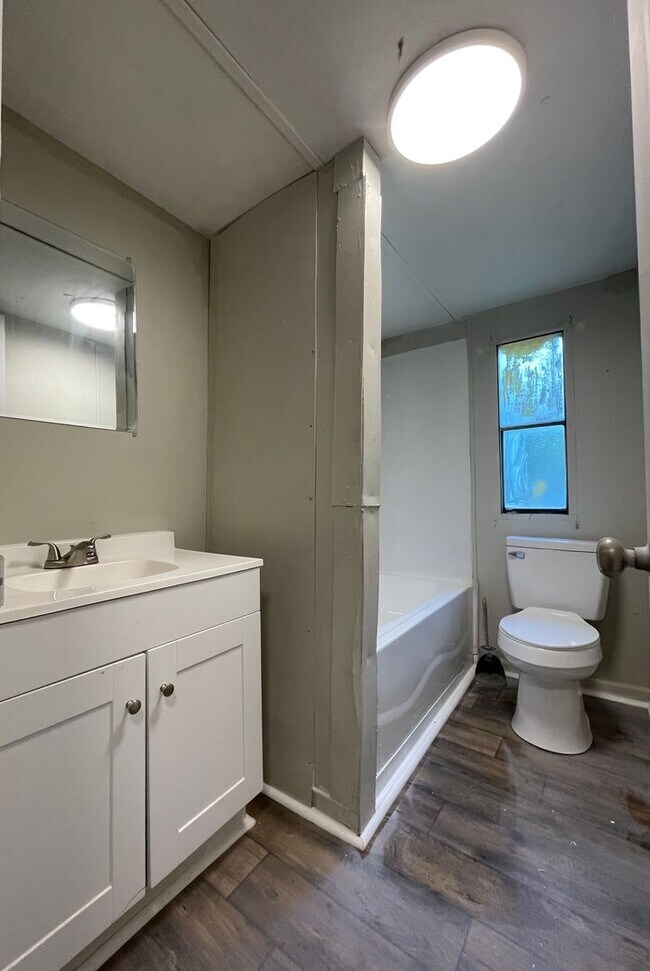 Building Photo - Spartanburg 2 bedrooms. $800 a month Call 803-537-0185. No pets.