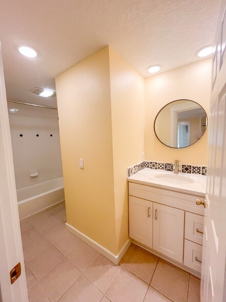 Building Photo - 4117-4123-4123 SE Long St