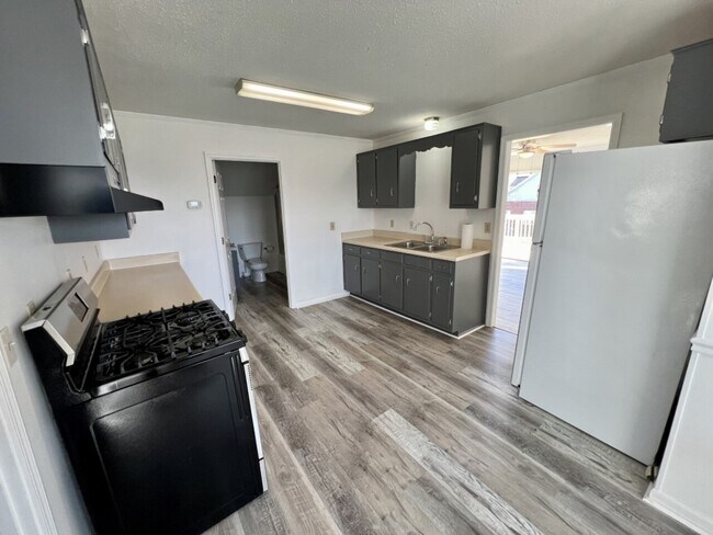 Building Photo - 555 Old Hwy 99 (Triplex)