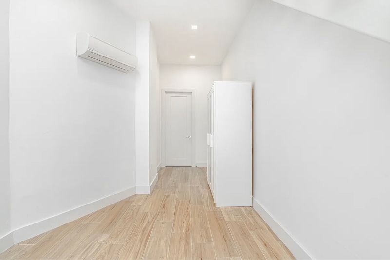 Building Photo - 223 E 96th St