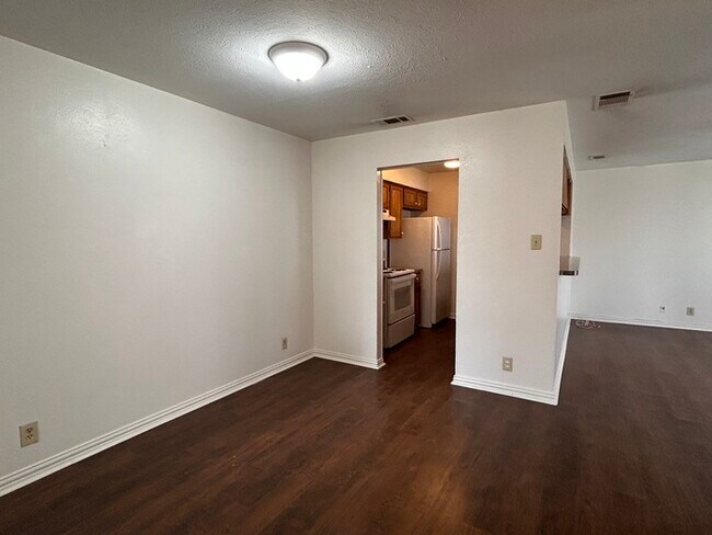 Building Photo - 3317 Gardenview Cir