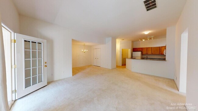 Building Photo - 2802 S Knightsbridge Cir