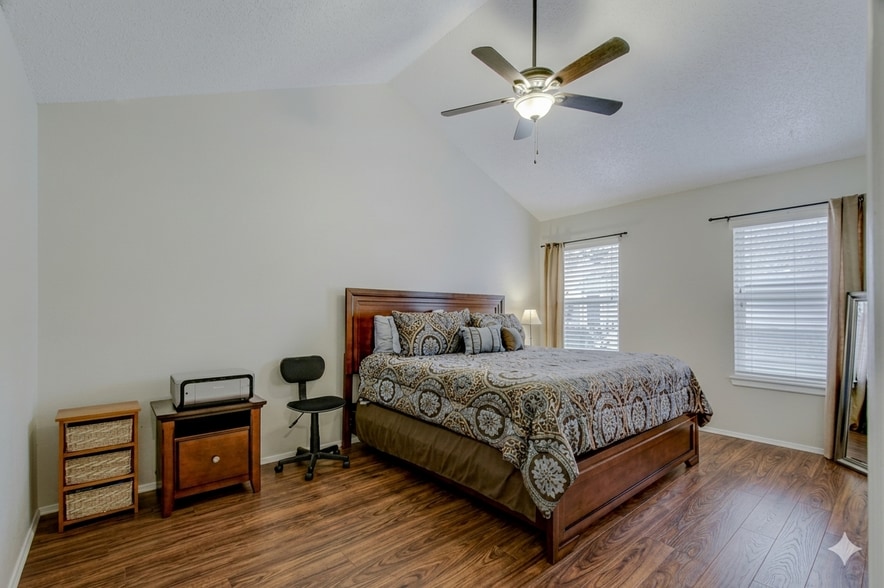 Bedroom 2 street side - 631 Cimarron Trl