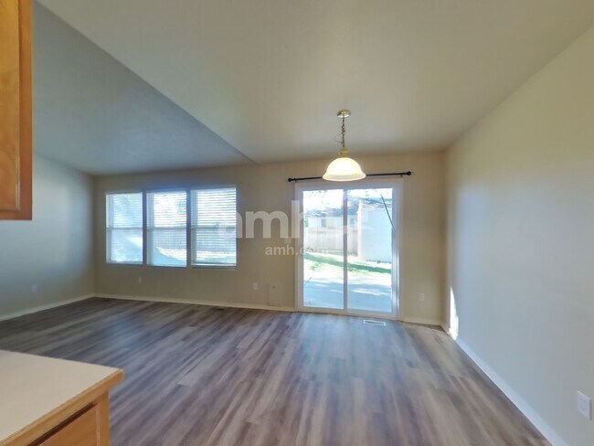 Building Photo - 585 N Katie Way