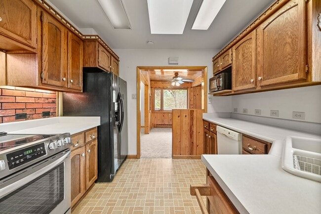 Building Photo - Mountain Life & Views- 4 bed 2 bath