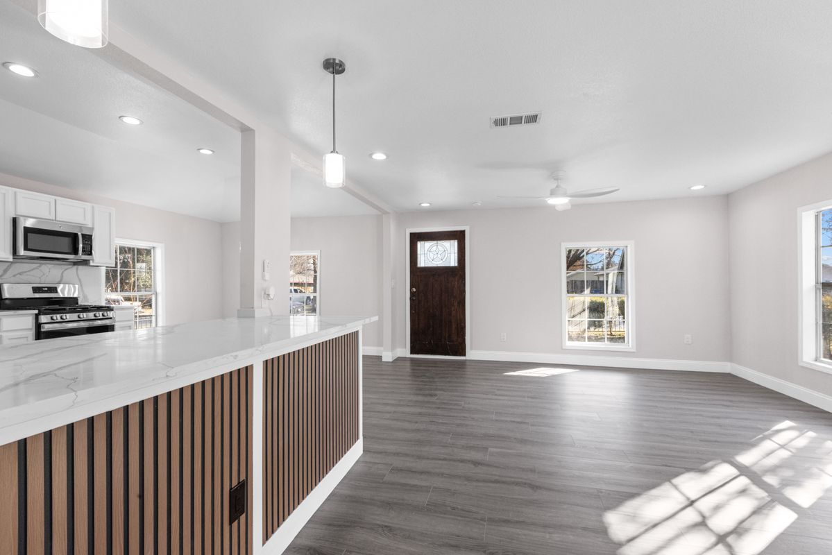 Building Photo - 2435 Sharon St