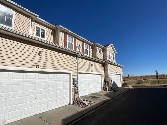 Building Photo - 2 Bedroom Townhome Available Near Constitu...