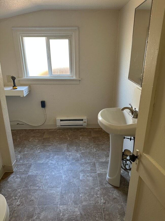 Building Photo - Adorable 2-bedroom 1 bath home