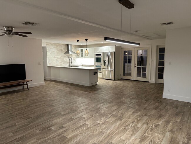 Building Photo - 7970 W Elm St