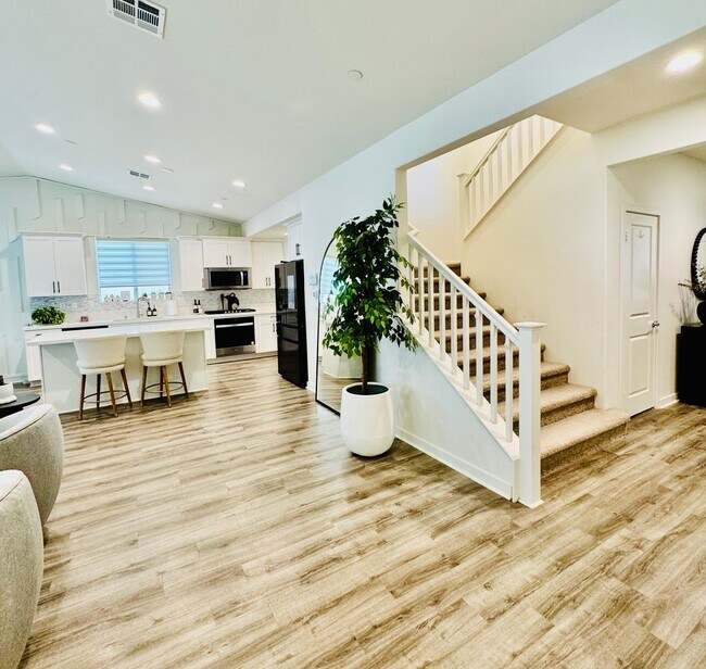 Building Photo - 5 Bedroom Home for Rent in Winchester