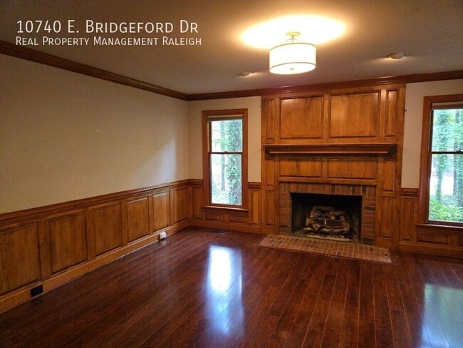 Building Photo - 10740 E Bridgford Dr
