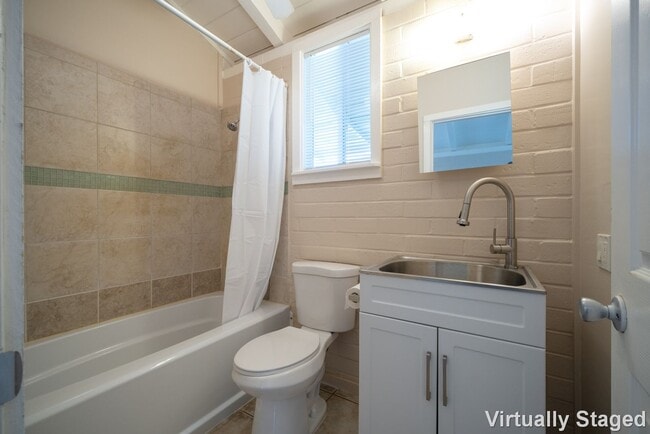 Building Photo - $2,200 /  Single Family Studio Home with 1...