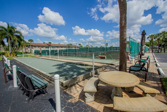 Building Photo - Fully Furnished Naples Condo- Available for Annual Rental Starting April