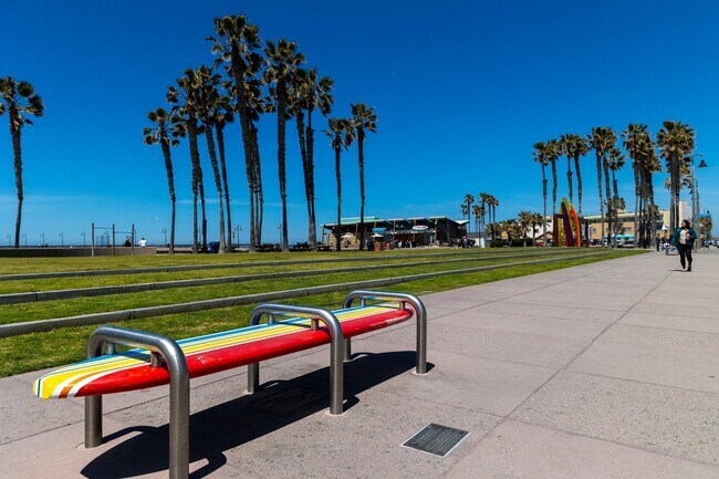 Building Photo - 1 MONTH FREE ~ 1BR at a Great Price ~ Just a Block from the Beach!