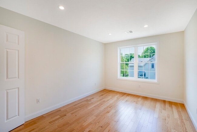 Building Photo - 2 Manchester Pl