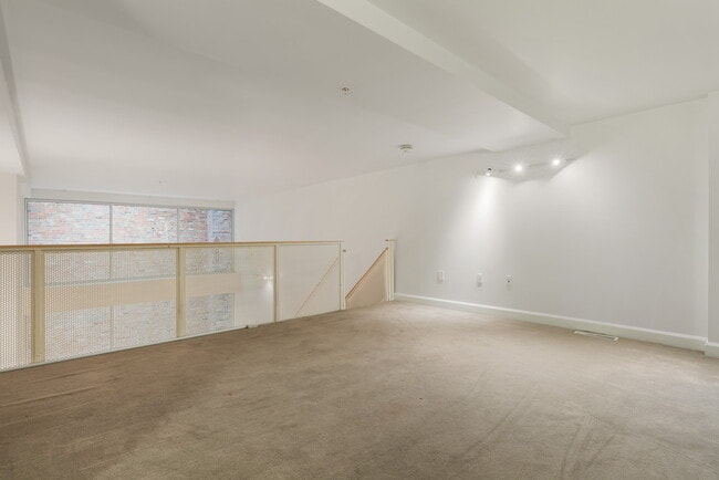 Building Photo - 106 N High St